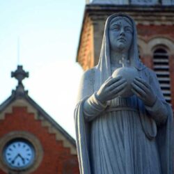 Tượng Đức Mẹ Hòa Bình bằng đá : Biểu tượng yêu hòa bình cao cả