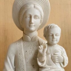 Tiểu sử tượng Đức Mẹ La Vang bằng đá và những điều ít ai biết